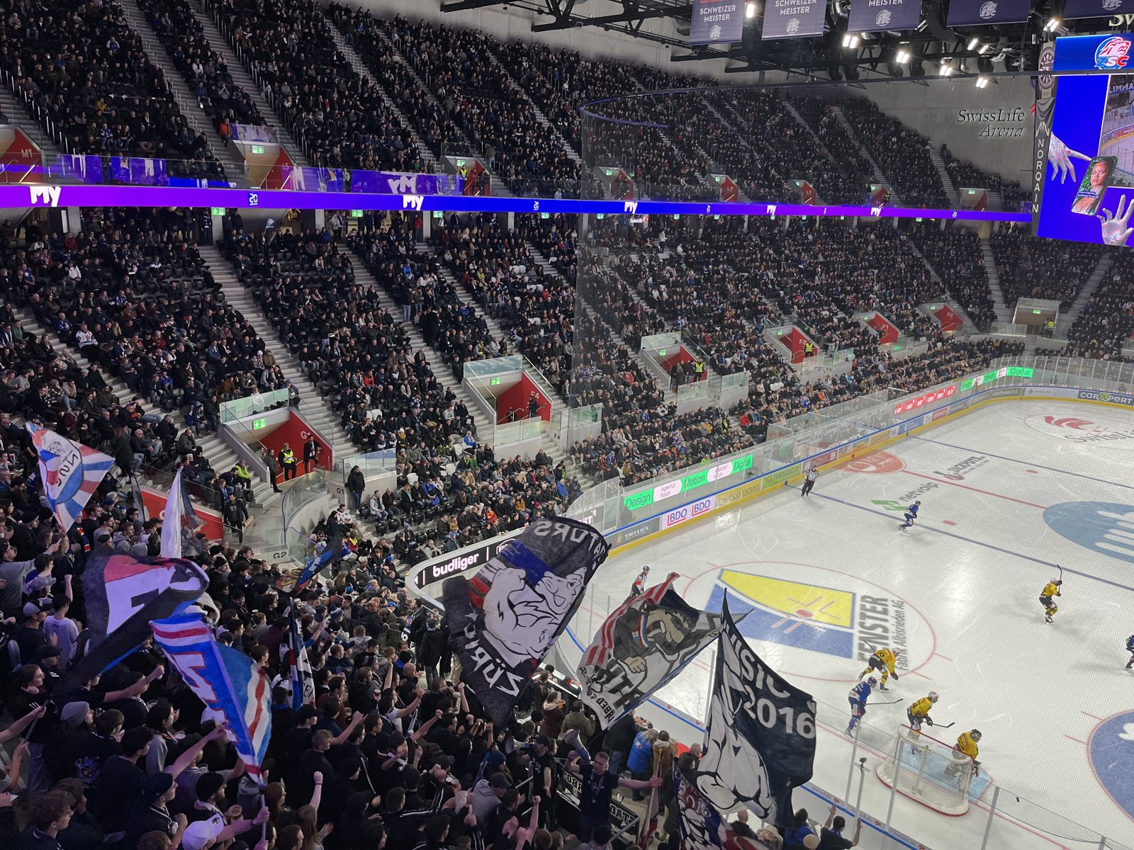 Zuschauertribüne und Eisfläche der Swiss Life Arena bei einem früheren Spiel der ZSC Lions gegen den SC Bern